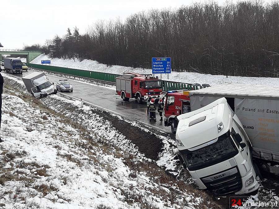 Zdjęcia z karambolu 9 aut na autostradzie A4