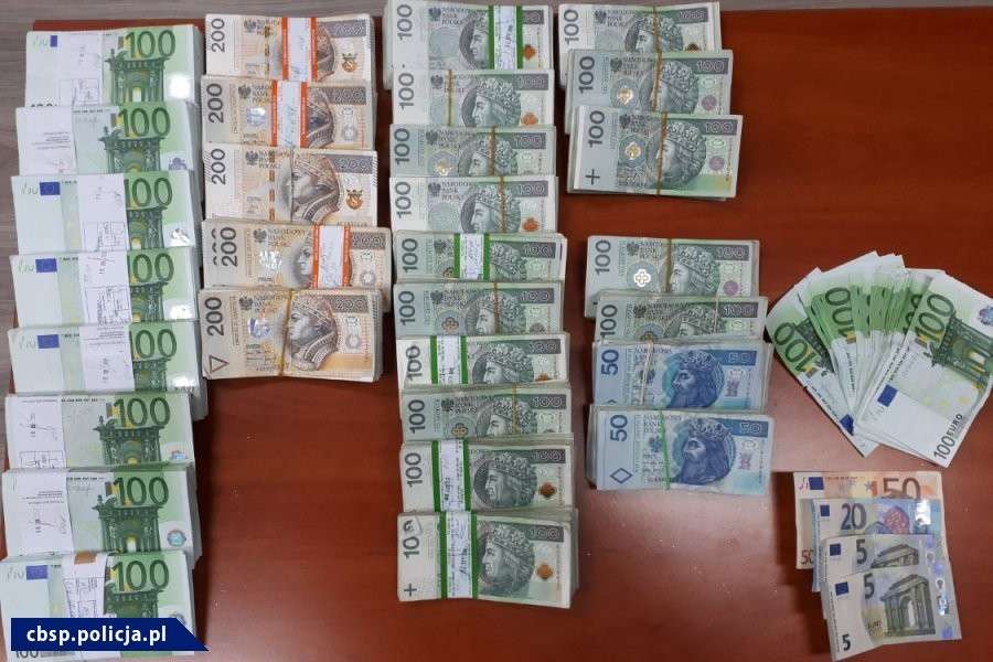 SZEŚĆ OSÓB ZATRZYMANYCH DO SPRAWY GIGANTYCZNEGO WYŁUDZENIA PODATKU VAT