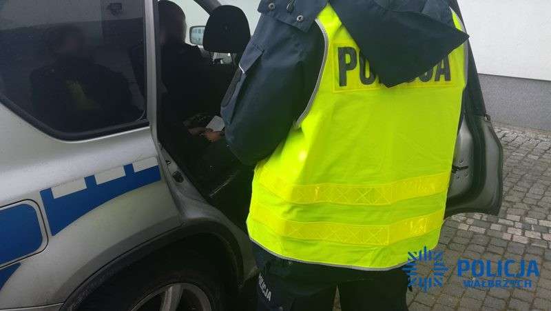 Pijany kierowca,  poszukiwany pasażer a w bagażniku złodziejskie łupy