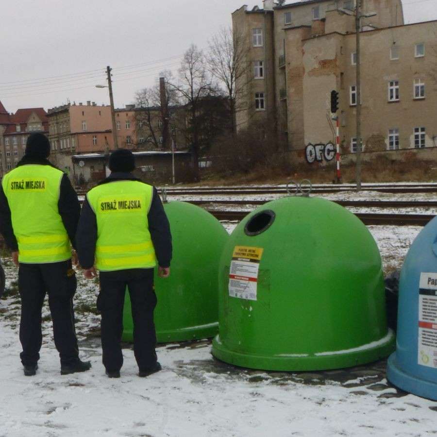 Wrzucony do pojemnika na odpady....szczekał z nadzieją na pomoc