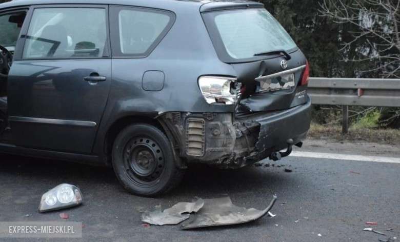 Seat wjechał w tył Toyoty. Jedna osoba w szpitalu, sprawca uciekł z miejsca zdarzenia