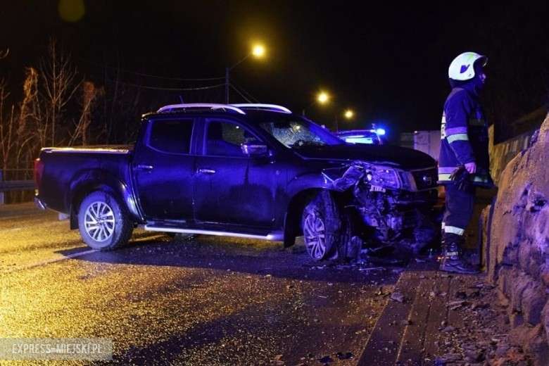 Zjechała z drogi i uderzyła w przydrożny mur