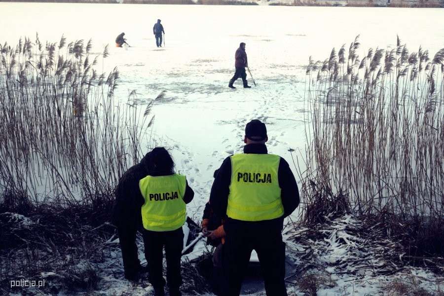 POLICJANCI OSTRZEGAJĄ PRZED WCHODZENIEM NA LÓD