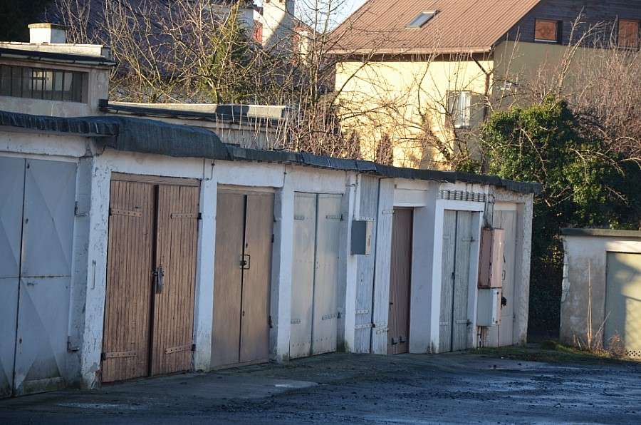 W garażu znaleźli martwego 83-latka. Sprawę bada prokuratura