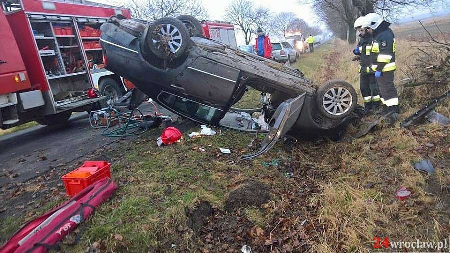 Groźny wypadek pod Wrocławiem. Kobieta uwięziona we wraku.