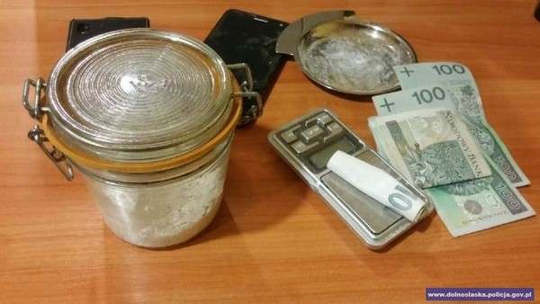 Policjanci zatrzymali dilera i przechwycili ponad 1000 porcji amfetaminy
