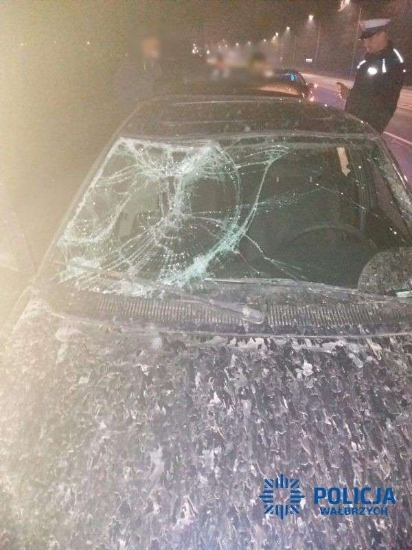 Jechał bez uprawnień rozbitym samochodem.