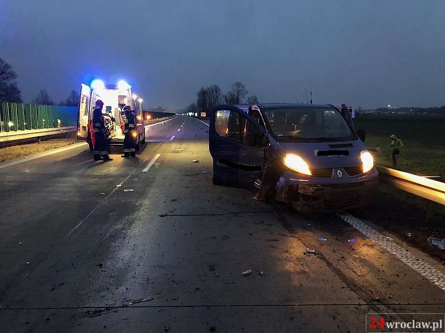 Zasnął za kierownicą i wjechał w barierki