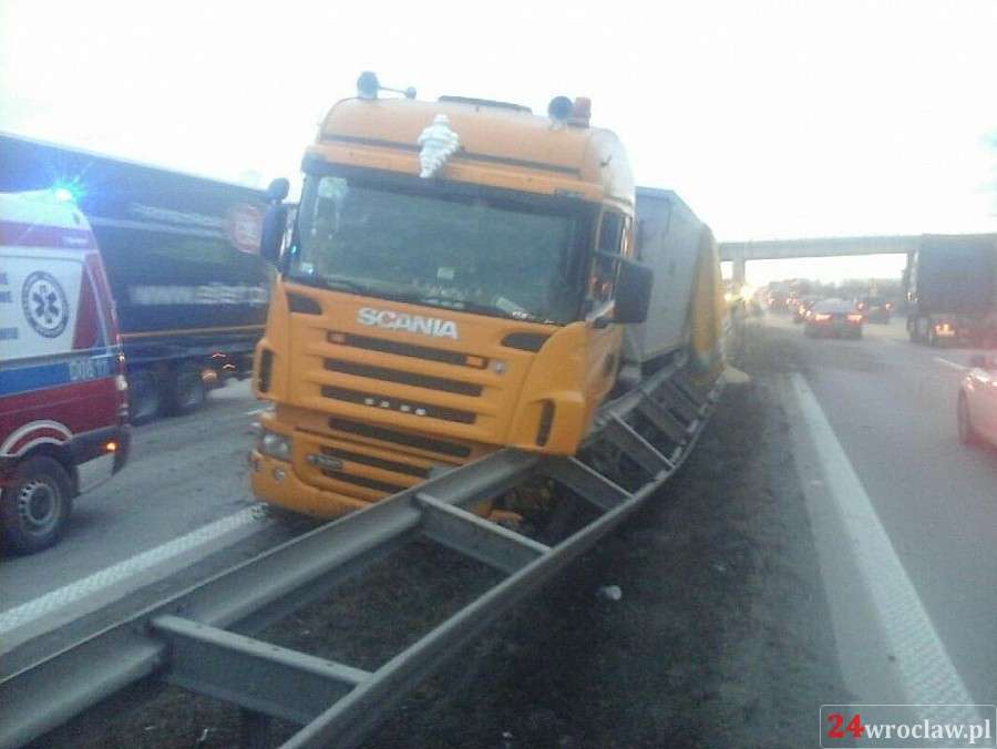 Ciężarówka ze zbożem wjechała w barierki na A4