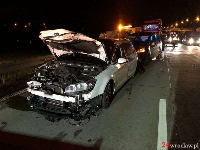 Cztery auta zderzy się na autostradzie A4