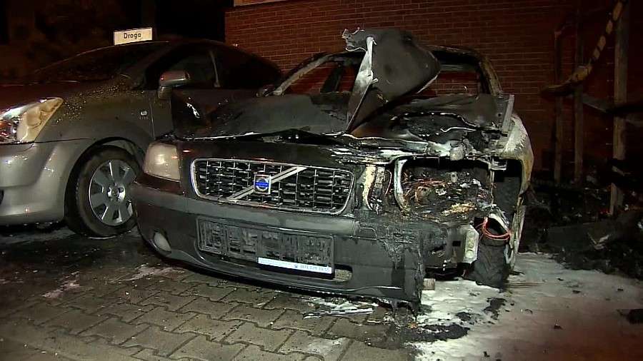 Spalone auta na wrocławskim osiedlu. Zajęły się od śmietnika