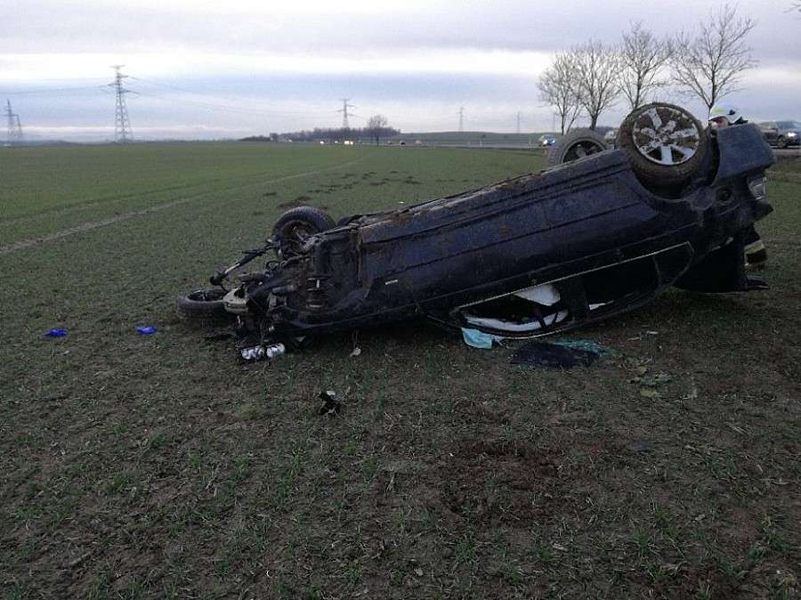 Samochód w polu. Pięć osób rannych