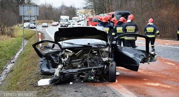 Czołówka na krajowej ósemce między Bardem a Dębowiną.