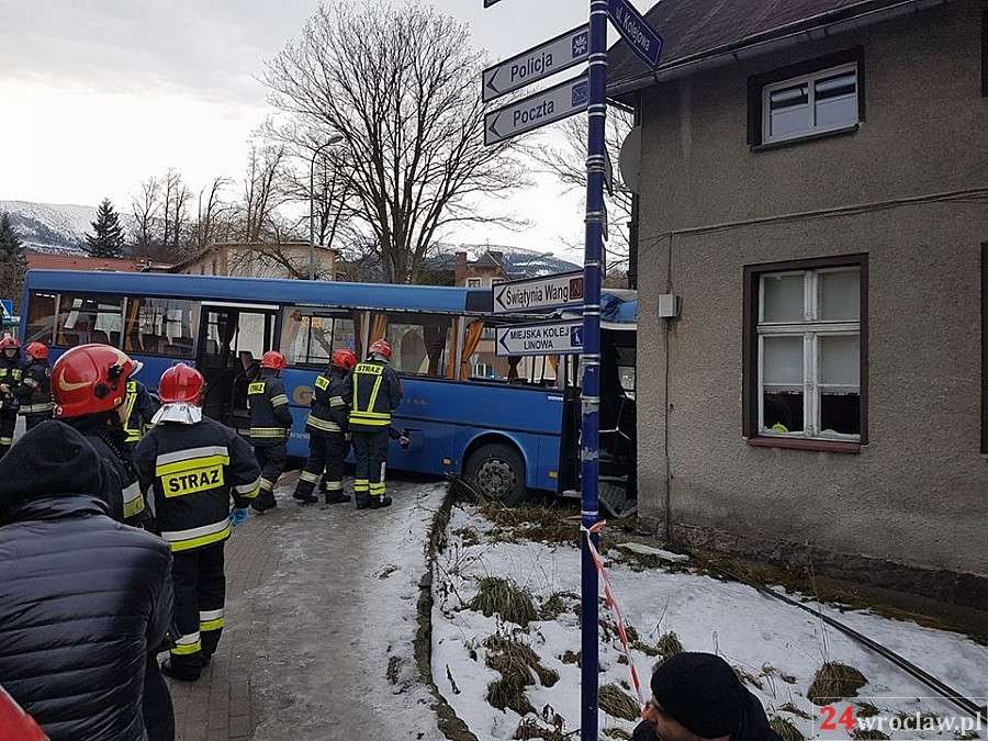 W Karpaczu autobus uderzył w budynek mieszkalny