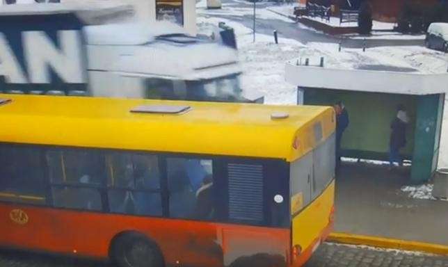 Ciężarówką przejechał po przystanku