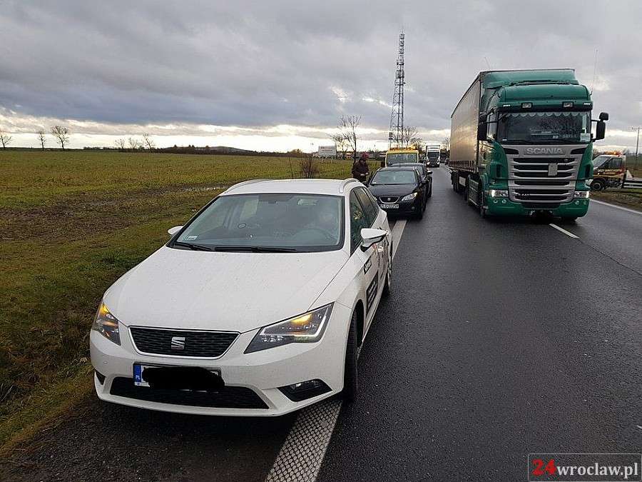Trzy auta zderzyły się pod Wrocławiem