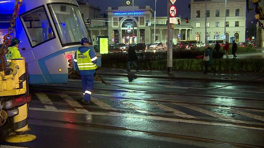 We Wrocławiu zderzyły się dwa tramwaje. 11 osób odniosło obrażenia, najmocniej ucierpiał motorniczy 