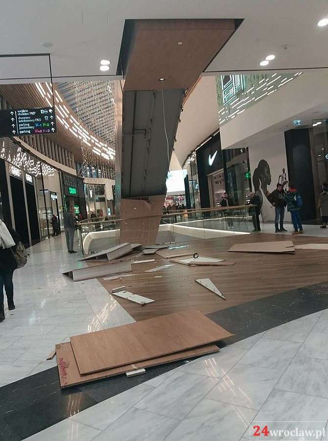 W galerii Wroclavia rozpadła się obudowa ruchomych schodów