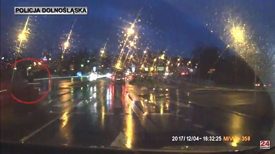 O włos od tragedii! Omal nie potrącił pieszej na przejściu.