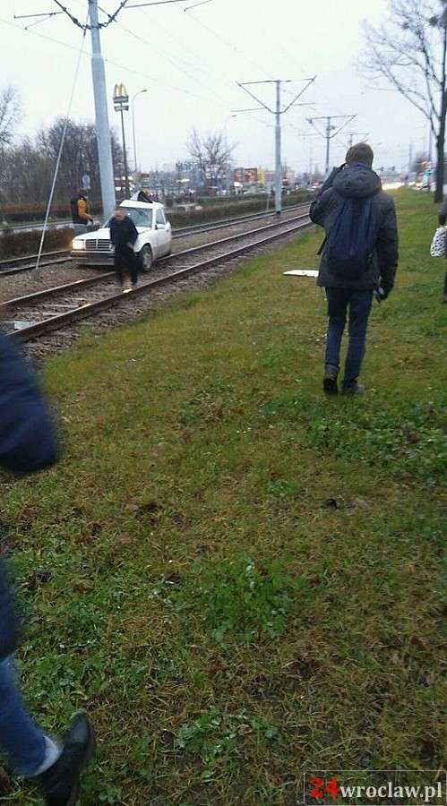 Wypadek na Żmigrodzkiej. Mercedes rozbił się na torowisku tramwajowym