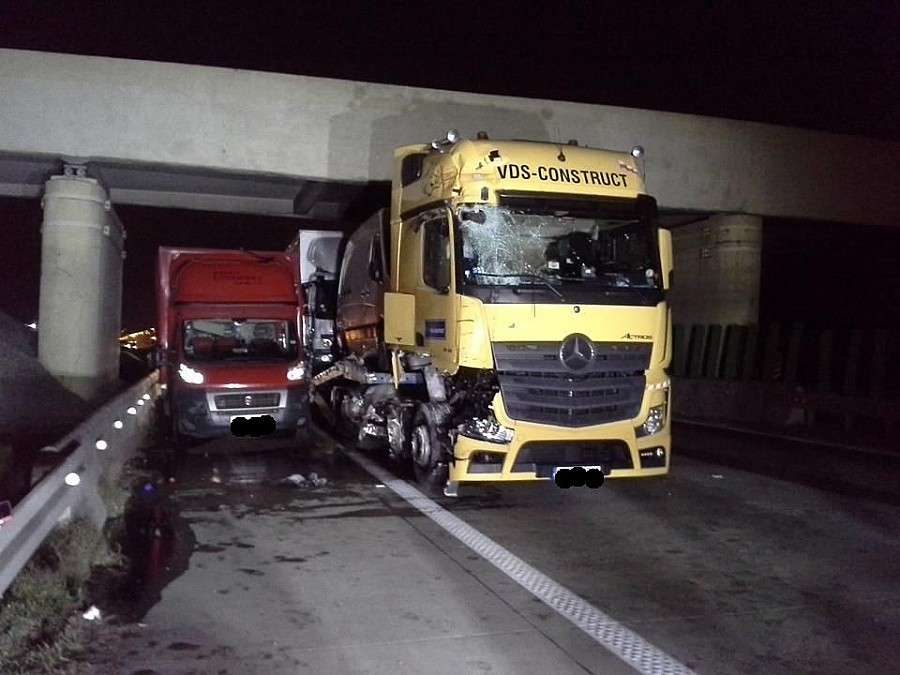 Zderzenie busa z ciężarówką na autostradzie A4