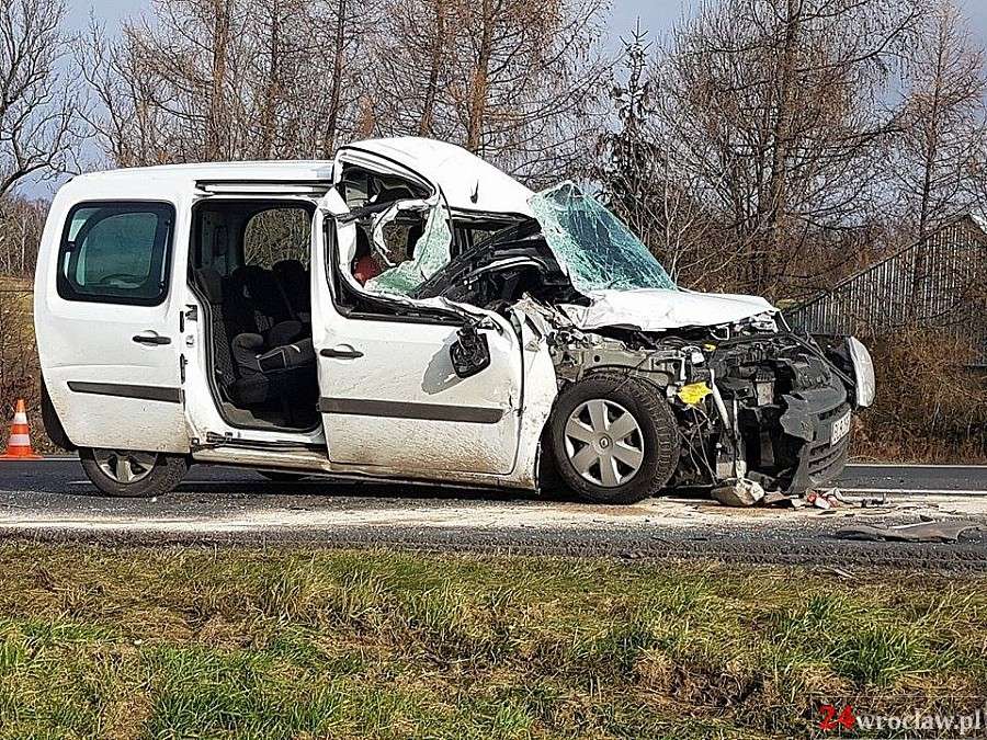 Pod Jelenią Górą kierowca cudem uniknął śmierci