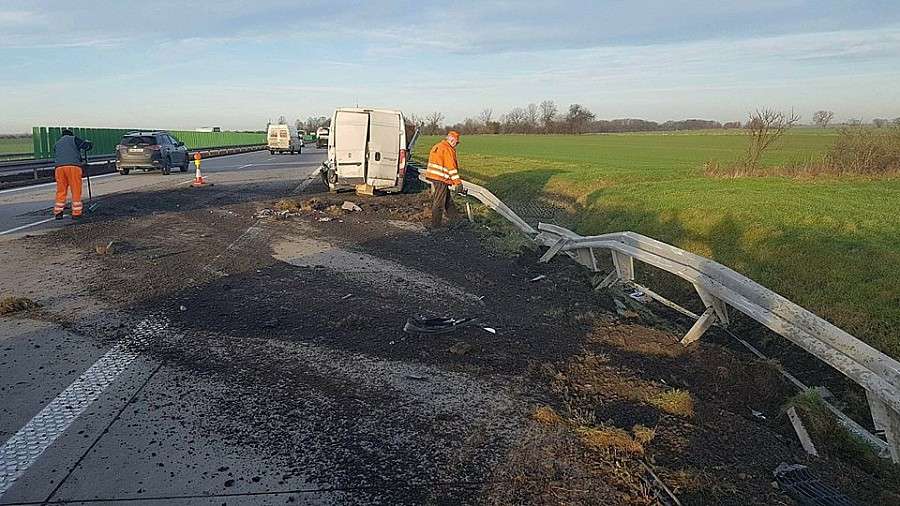 Bus rozbił się o barierki na A4