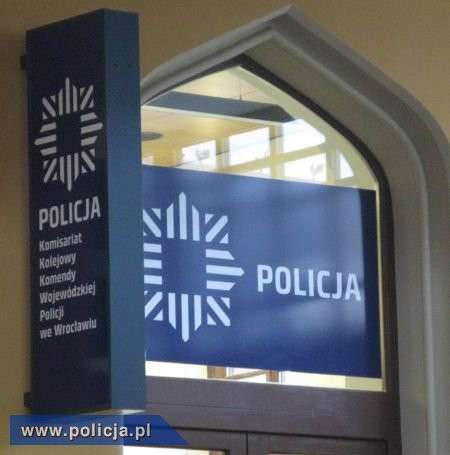 Policjant z komisariatu kolejowego odnalazł zaginionego starszego mężczyznę
