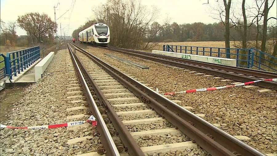 Pociąg potrącił kobietę z dzieckiem, oboje nie żyją (zdjęcia +video)