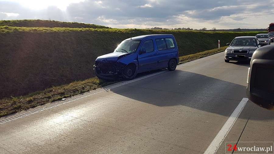 Trzy auta zderzyły się na autostradzie A4
