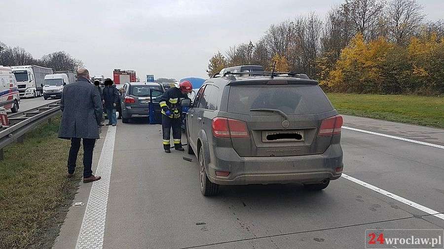 Zderzenie trzech aut na autostradzie A4