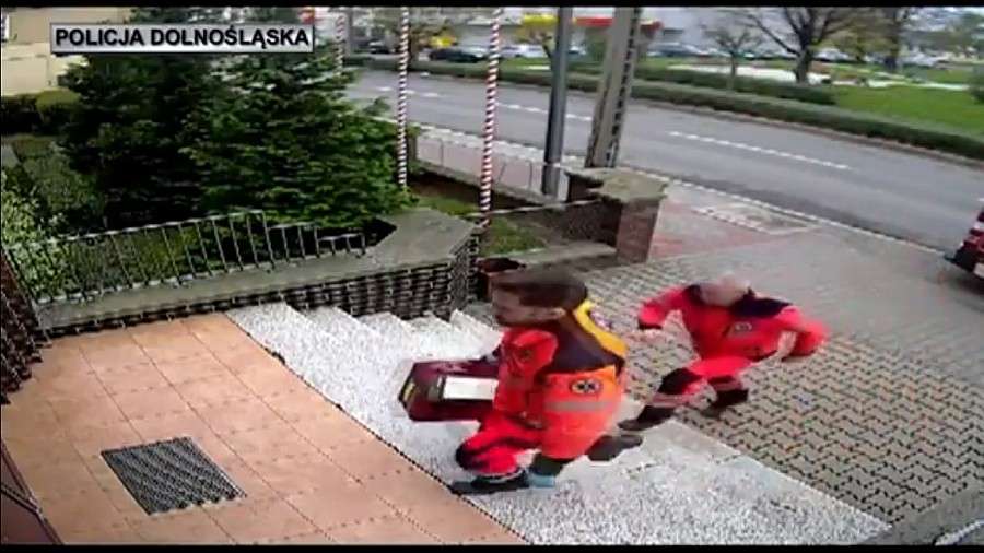Policjant pomógł nieprzytomnemu dziecku