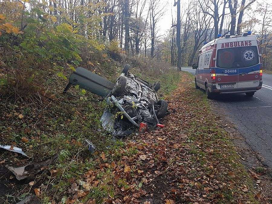Dachowanie auta pod Przełęczą Kowarską