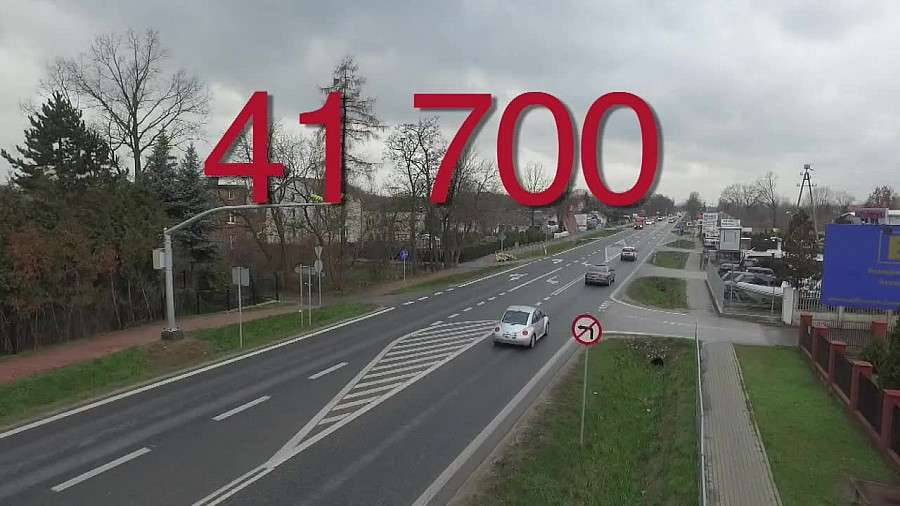 Nie pstryka, nie ma flesza, ale działa także w nocy.