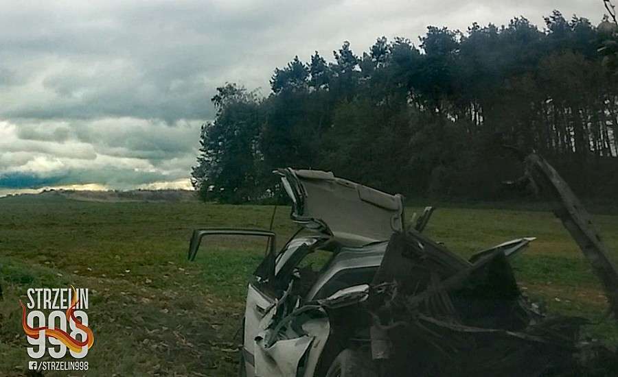 Stracił panowanie nad autem i  uderzył w drzewo