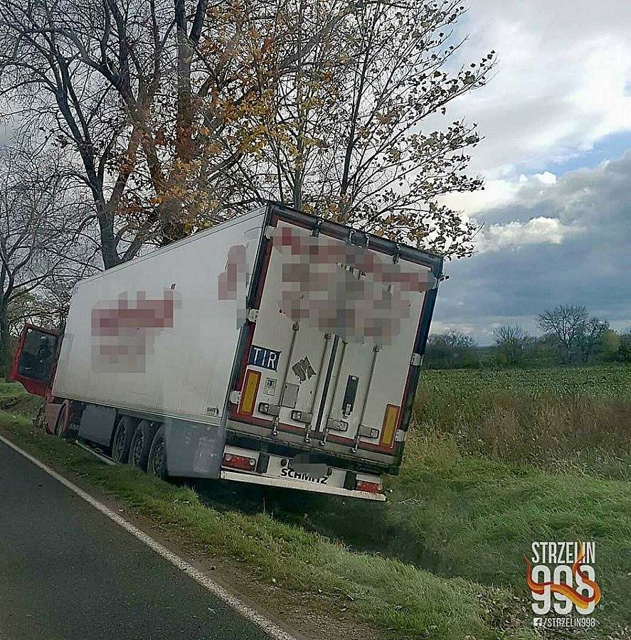 Ciężarówka w rowie na trasie Strzelin - Wrocław
