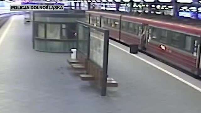 Zemdlała w pociągu – pomocy udzielił jej policjant jadący do pracy