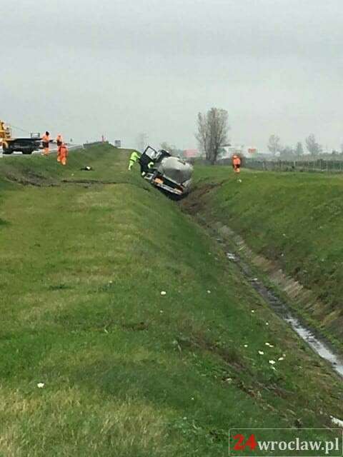 Cysterna w rowie na autostradzie A4