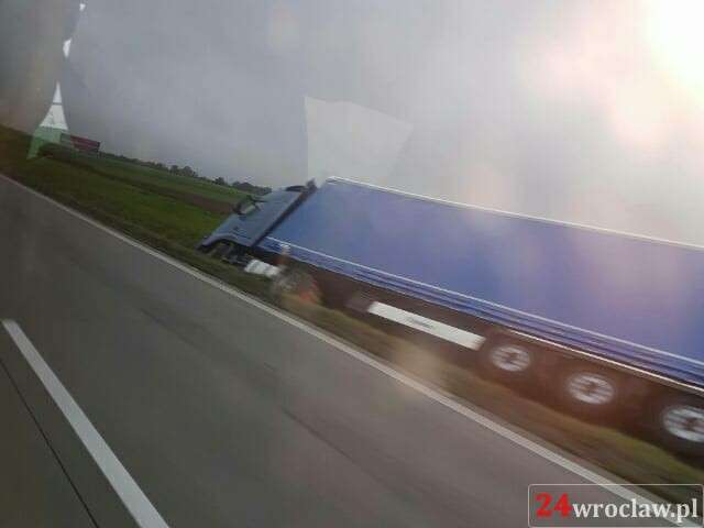 Ciężarówka w rowie na A4. Potężne korki pod Wrocławiem