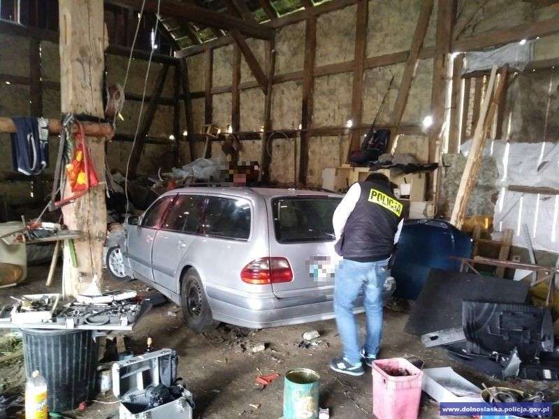 Policjanci odzyskali skradzione samochody