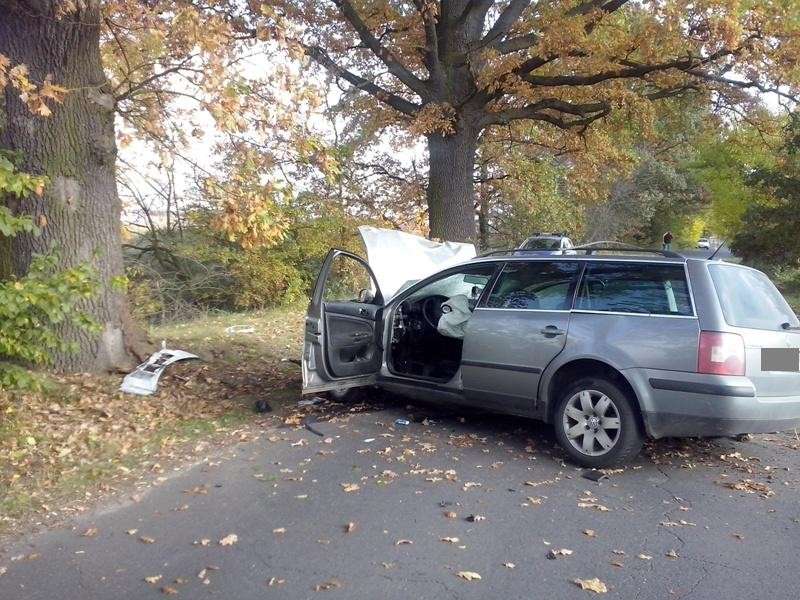 Uderzył samochodem w przydrożne drzewo i uciekł z miejsca zdarzenia