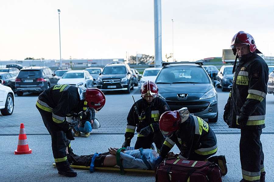 Pokaz strażaków z JRG 1 i JRG 3 w salonie Mercedesa