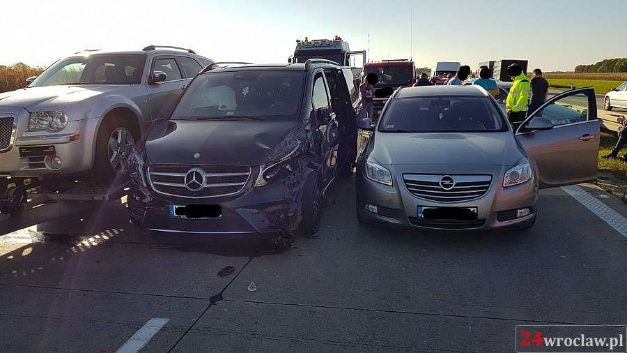 Pięć aut zderzyło się na autostradzie A4. Przejazd w stronę Wrocławia zablokowany.