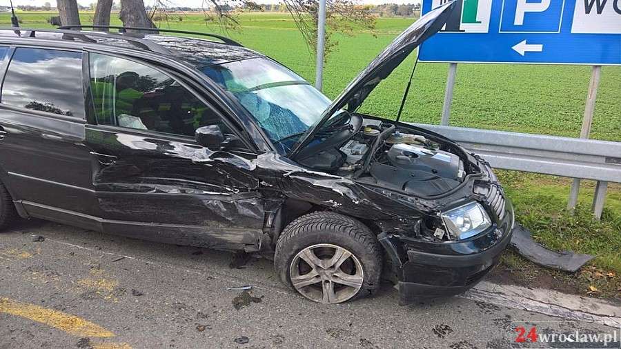 Zderzenie dwóch aut na zjeździe z A4 w Kostomłotach