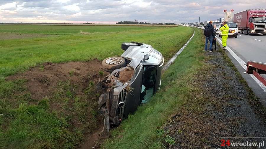 Auto w rowie na autostradzie A4