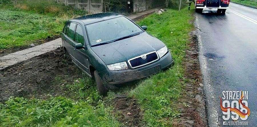 Auto w rowie