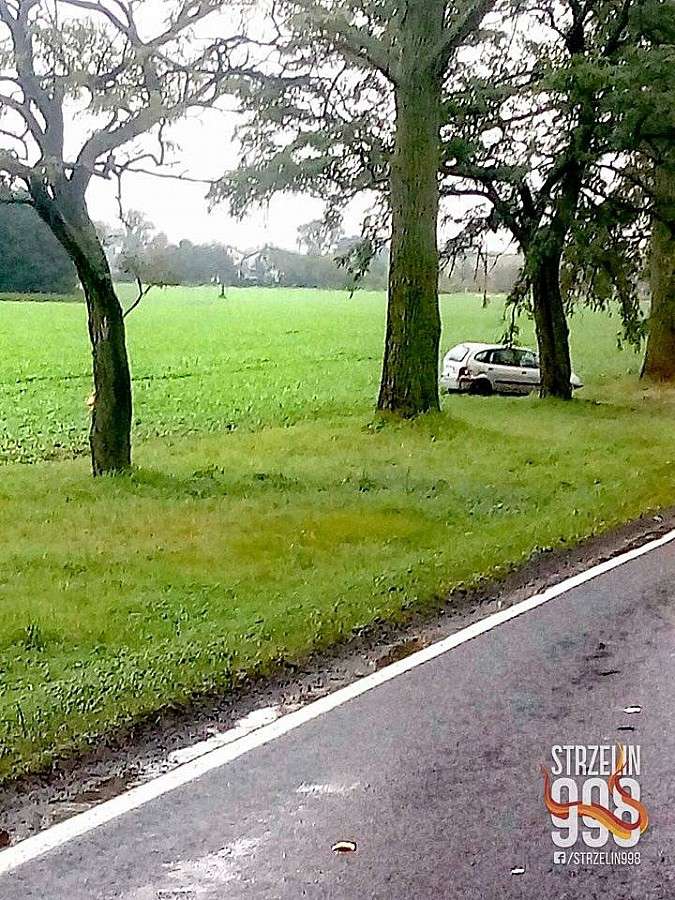 Dachowało auto osobowe
