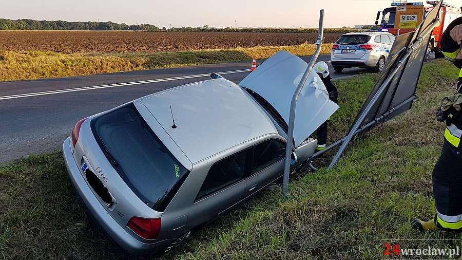 Kierowca BMW wymusił pierwszeństwo. Audi w rowie.