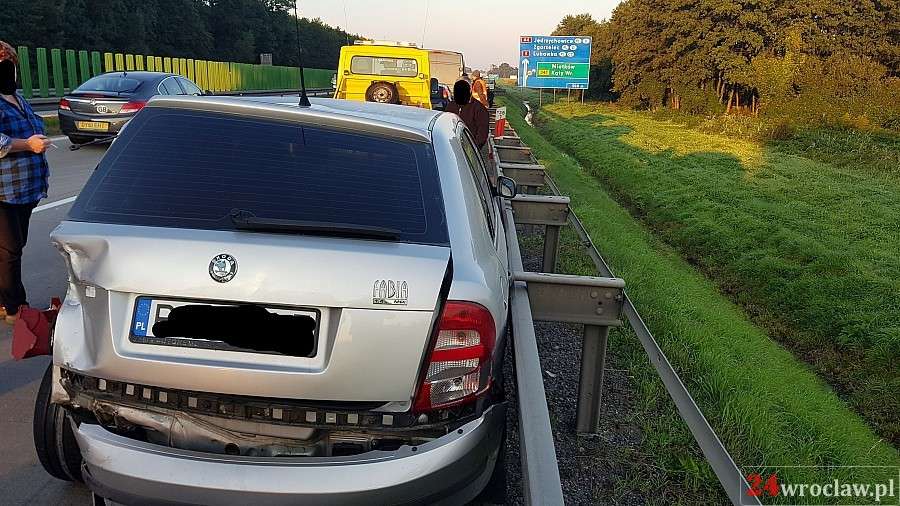 Zderzenie dwóch aut na autostradzie A4