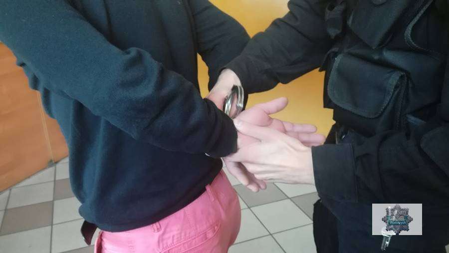 Poszukiwany z zakazem sądowym kierowania pojazdami zatrzymany przez policjantów